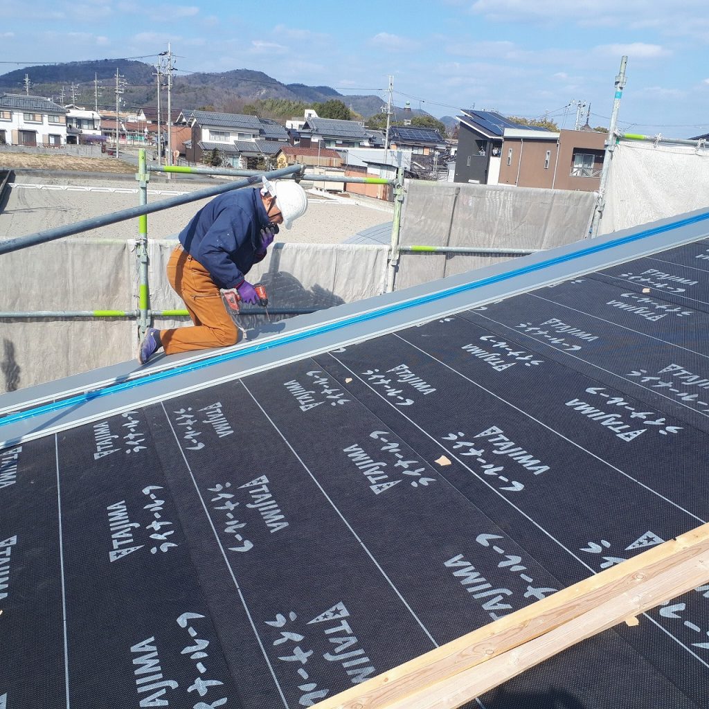 屋根ふき工事中